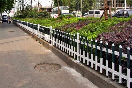 PVC草坪護欄選購指南 優(yōu)質廠家推薦與市場價格分析